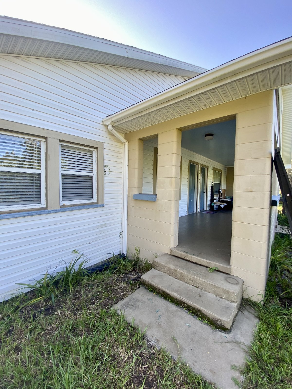 Cozy 2 Bed 1 Bath Triplex With Lawn Care included Available For RENT!! property image