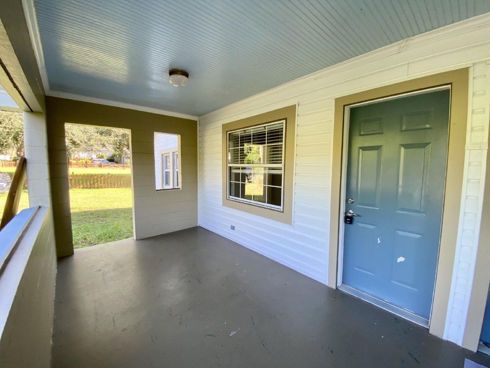 Cozy 2 Bed 1 Bath Triplex With Lawn Care included Available For RENT!! property image