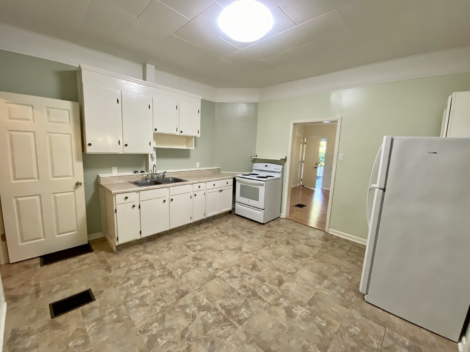 Cozy 2 Bed 1 Bath Triplex With Lawn Care included Available For RENT!! property image