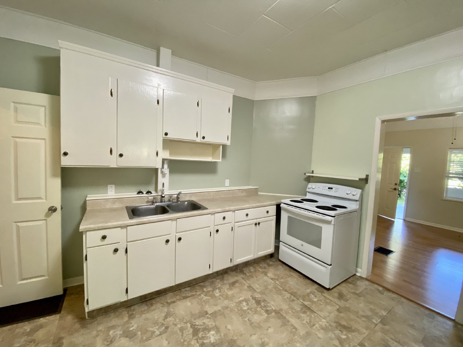 Cozy 2 Bed 1 Bath Triplex With Lawn Care included Available For RENT!! property image