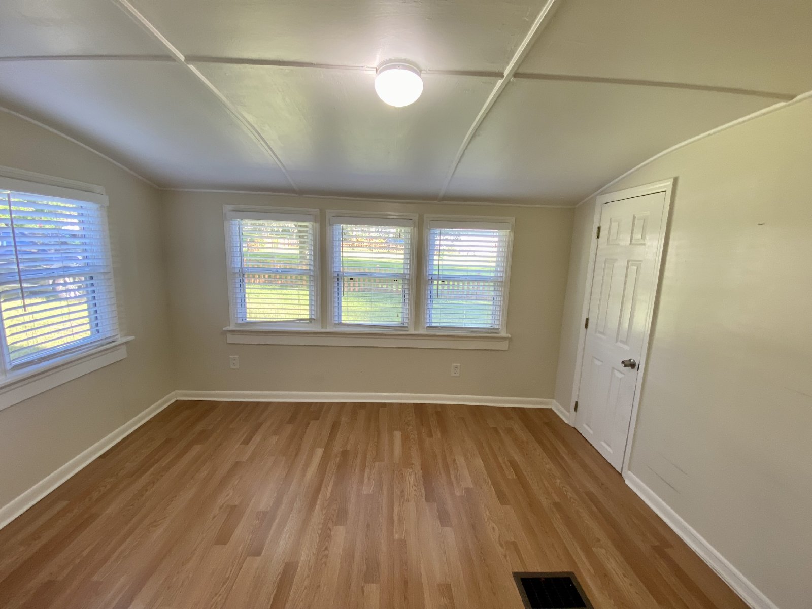 Cozy 2 Bed 1 Bath Triplex With Lawn Care included Available For RENT!! property image