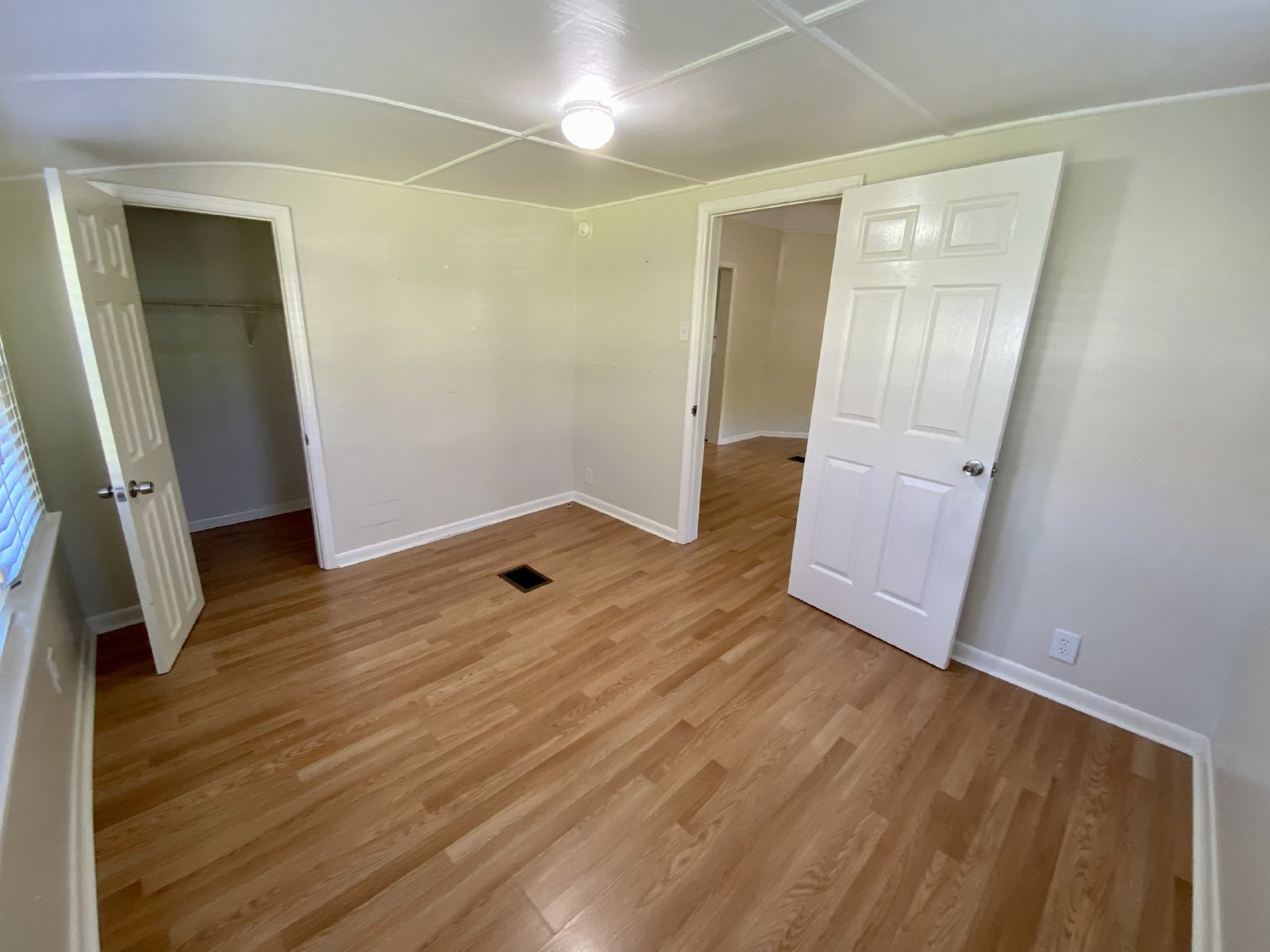 Cozy 2 Bed 1 Bath Triplex With Lawn Care included Available For RENT!! property image