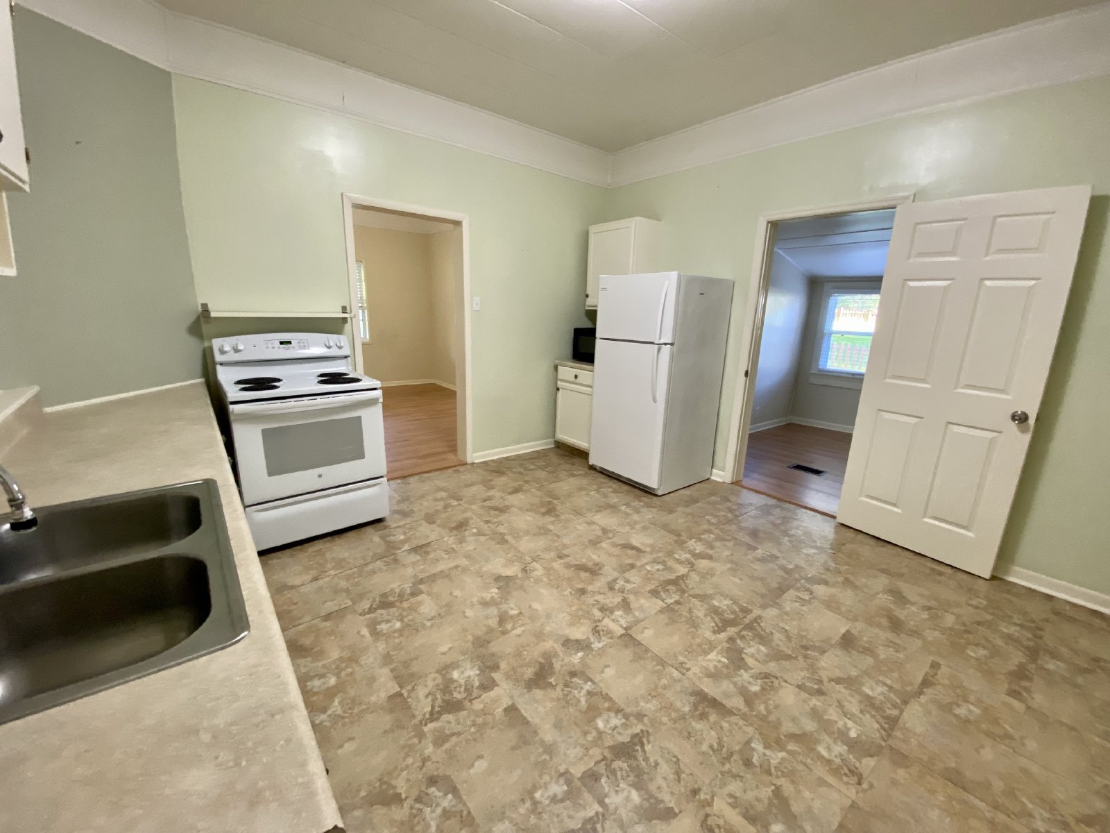 Cozy 2 Bed 1 Bath Triplex With Lawn Care included Available For RENT!! property image