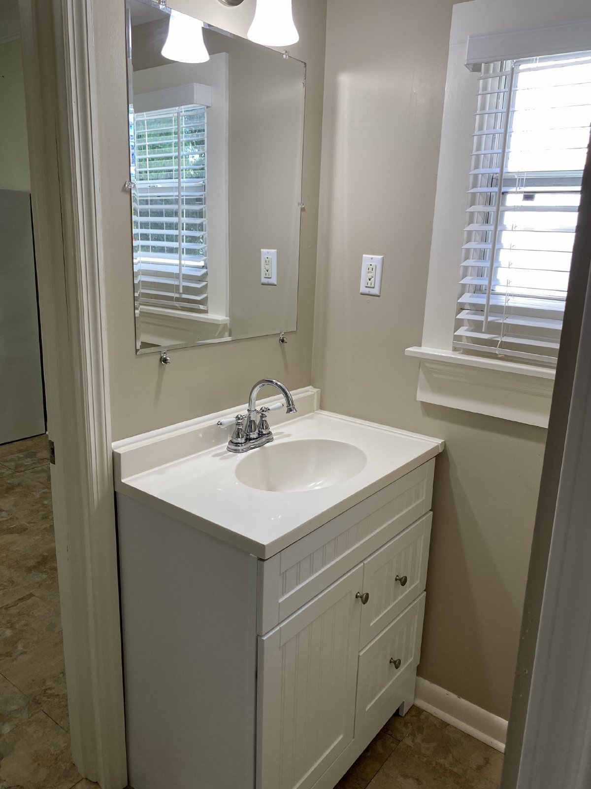 Cozy 2 Bed 1 Bath Triplex With Lawn Care included Available For RENT!! property image