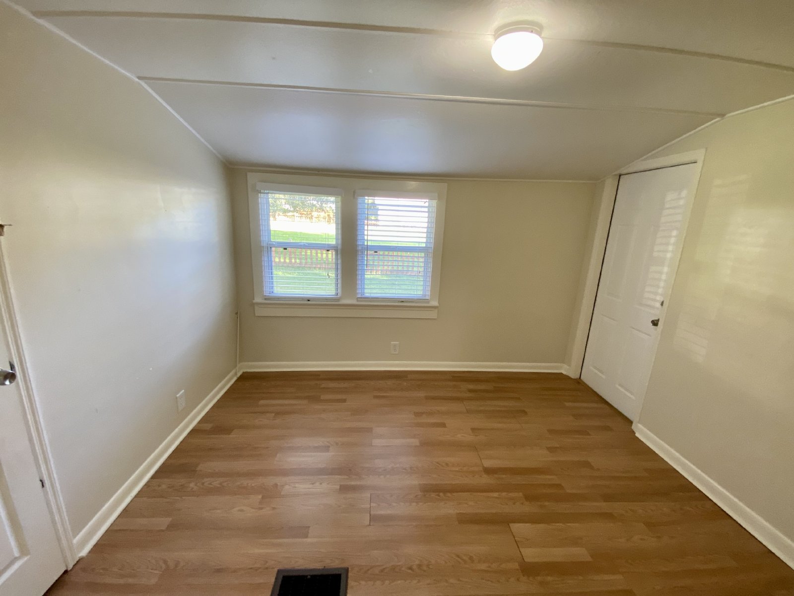 Cozy 2 Bed 1 Bath Triplex With Lawn Care included Available For RENT!! property image