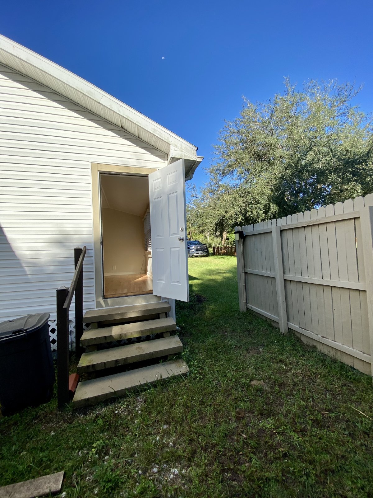 Cozy 2 Bed 1 Bath Triplex With Lawn Care included Available For RENT!! property image