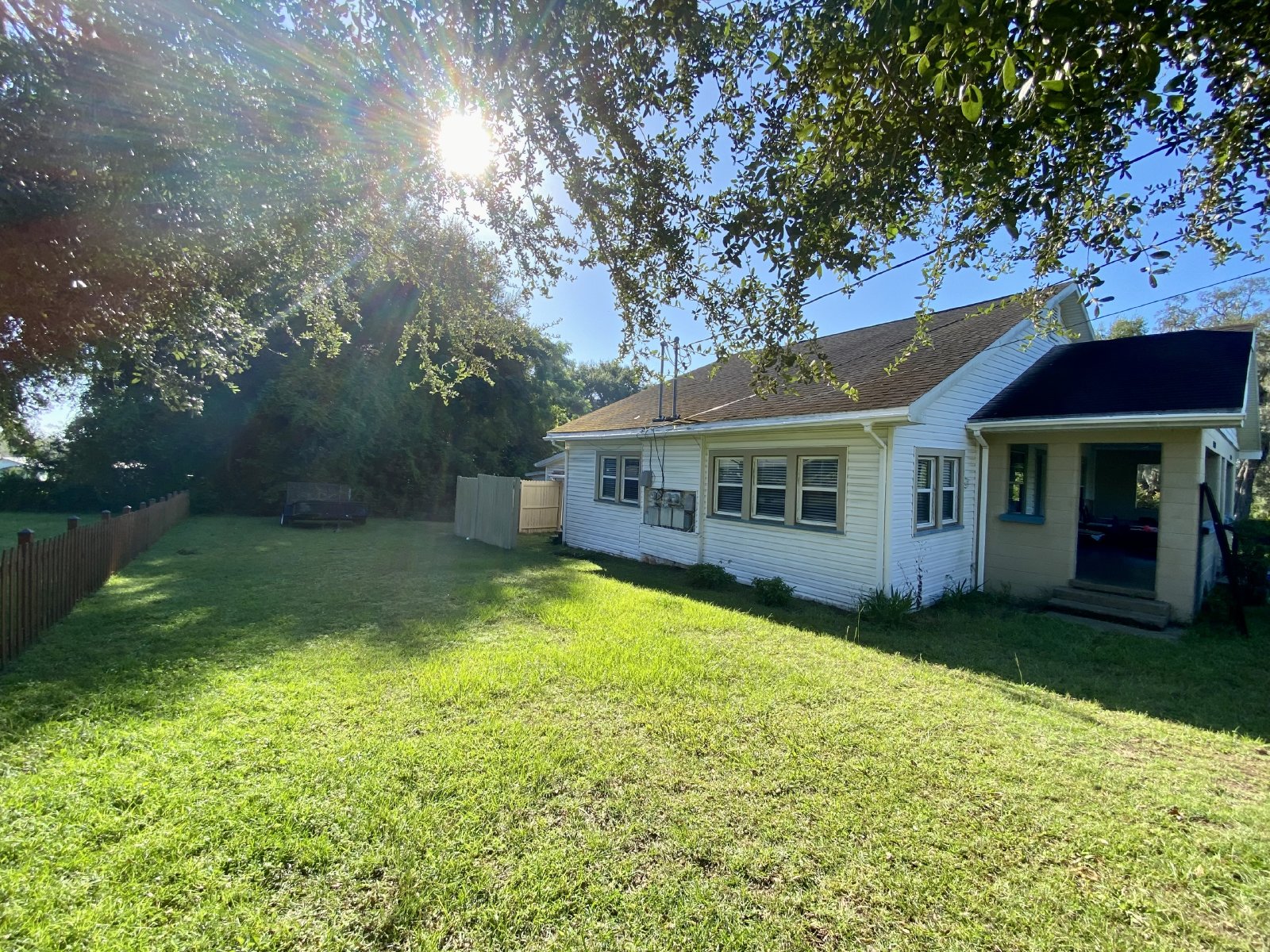 Cozy 2 Bed 1 Bath Triplex With Lawn Care included Available For RENT!! property image