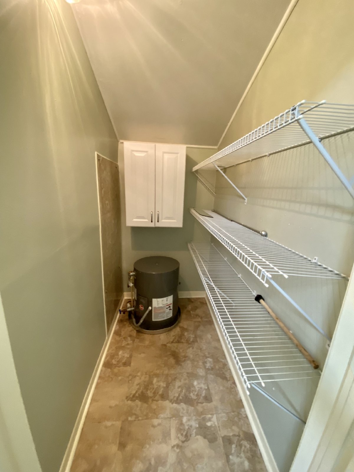 Cozy 2 Bed 1 Bath Triplex With Lawn Care included Available For RENT!! property image