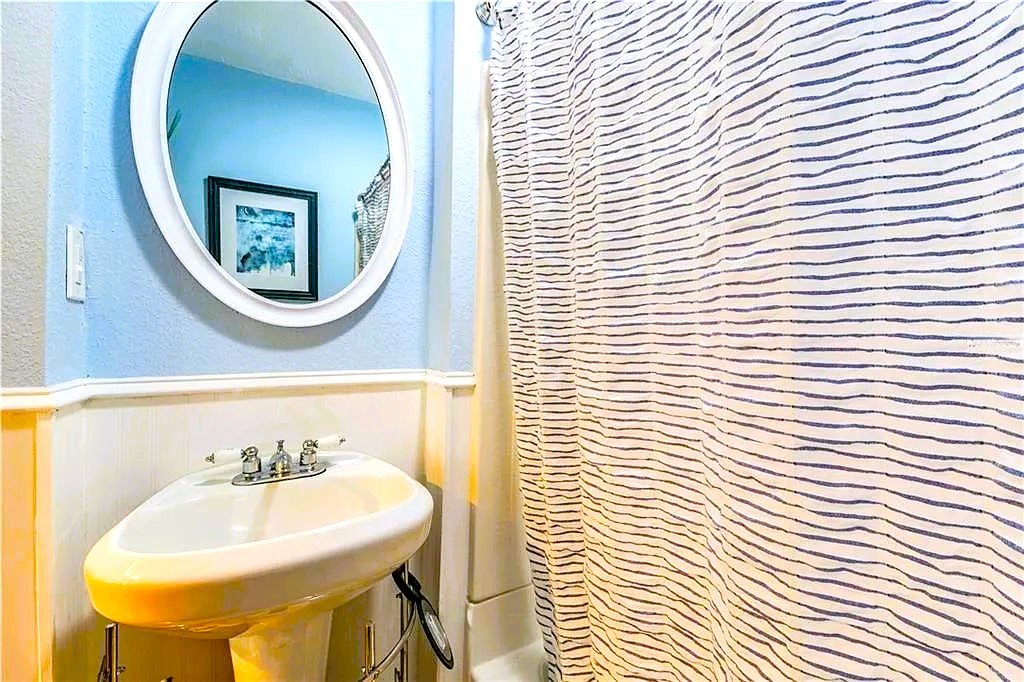 Kenwood Historic Bungalow Home With Porch & Wood Floors property image