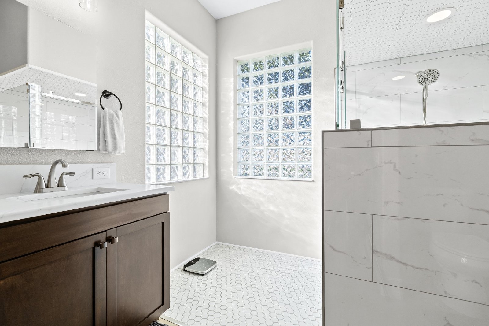 Stunning 4 Bed 3 Bath 3 Car Garage POOL Home Available For RENT property image