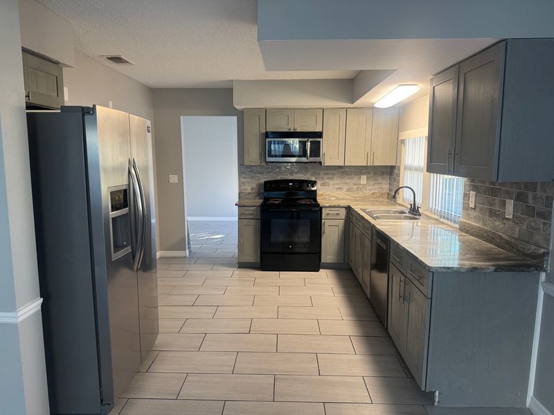 Beautiful Updated 2 Bedroom 2 Bathroom Home in Hudson property image