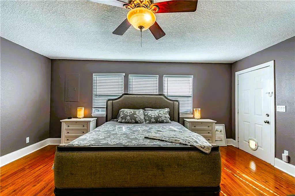 Kenwood Historic Bungalow Home With Porch & Wood Floors property image