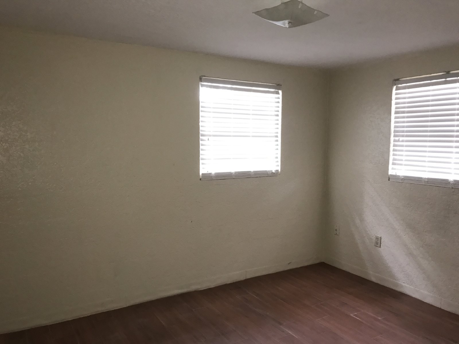 2/1 Duplex On Quiet Dead End Street property image