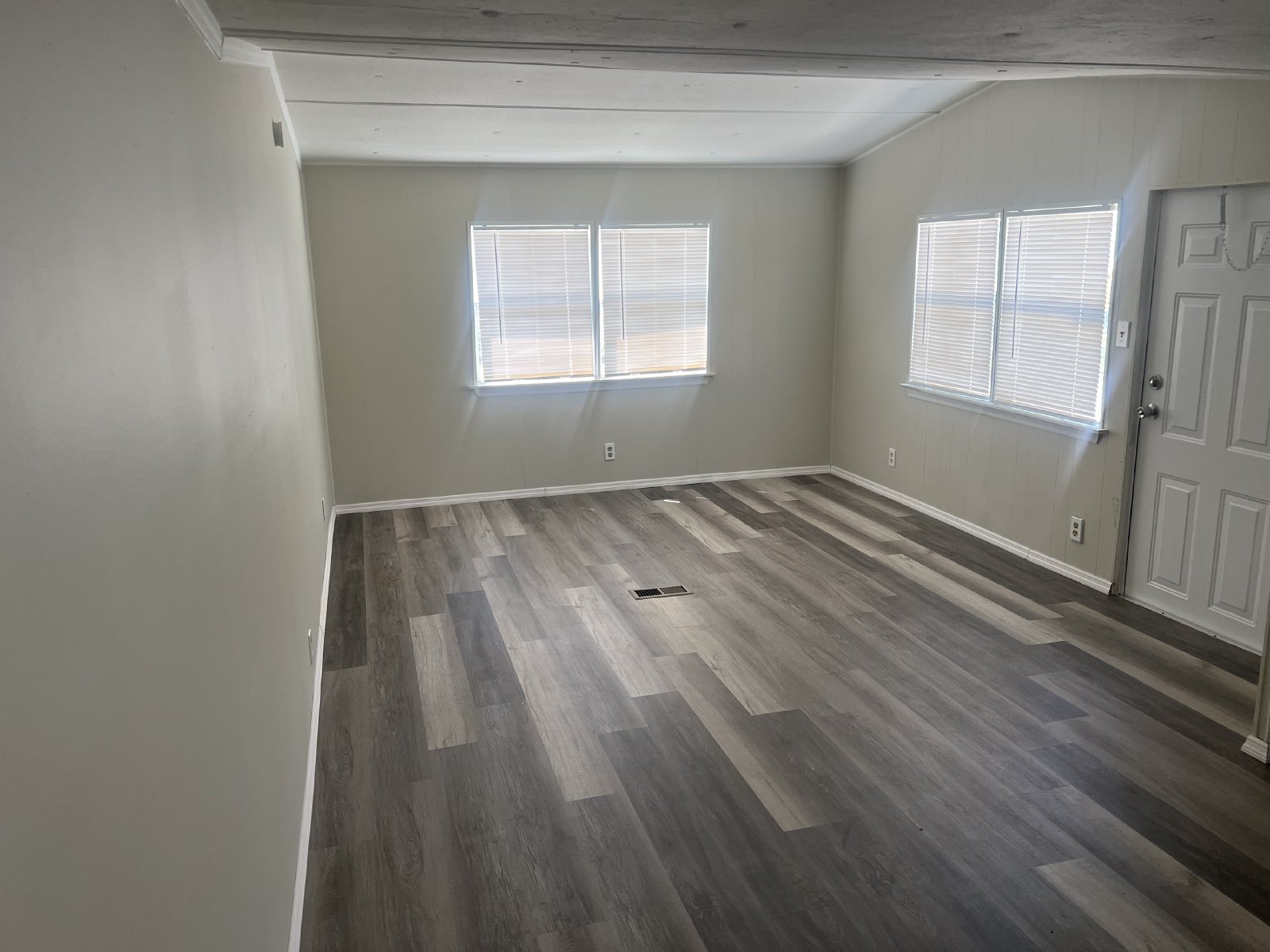 Adorable And Renovated 2 Bedroom 1 Bath Mobile Home In Hudson! property image