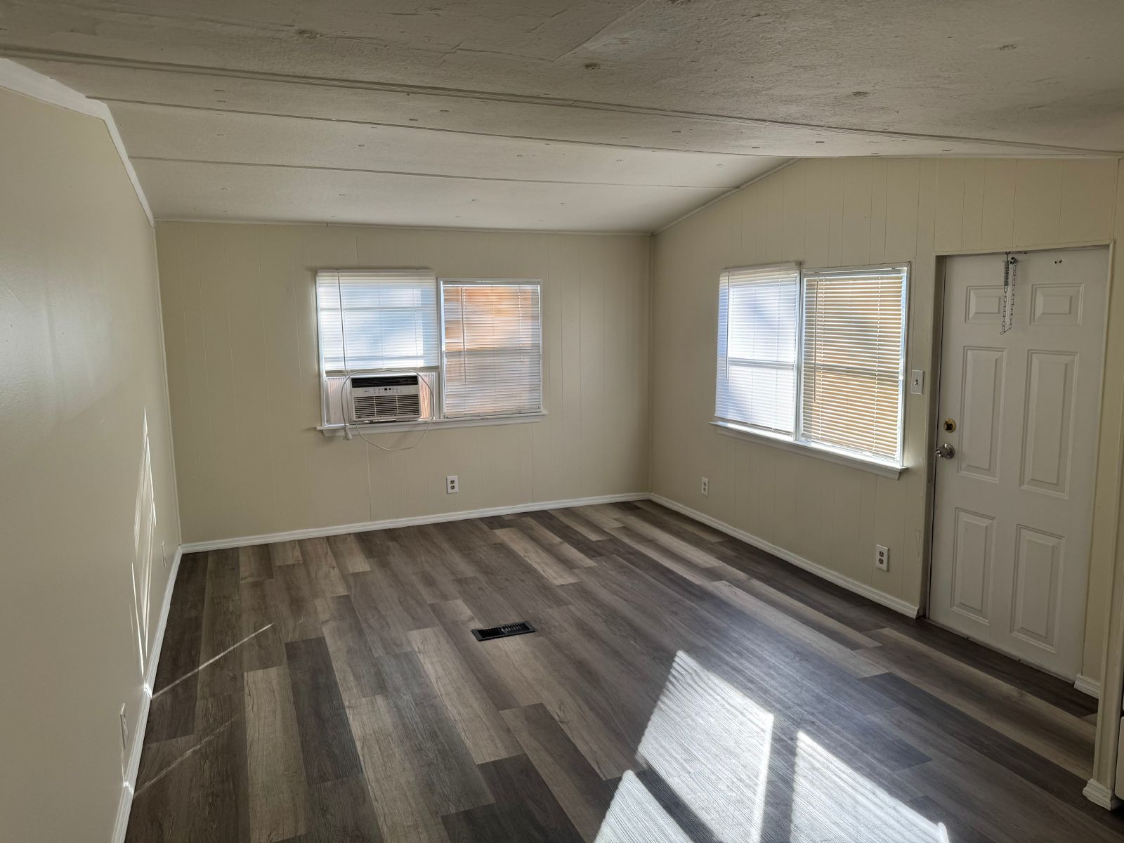 Adorable And Renovated 2 Bedroom 1 Bath Mobile Home In Hudson! property image