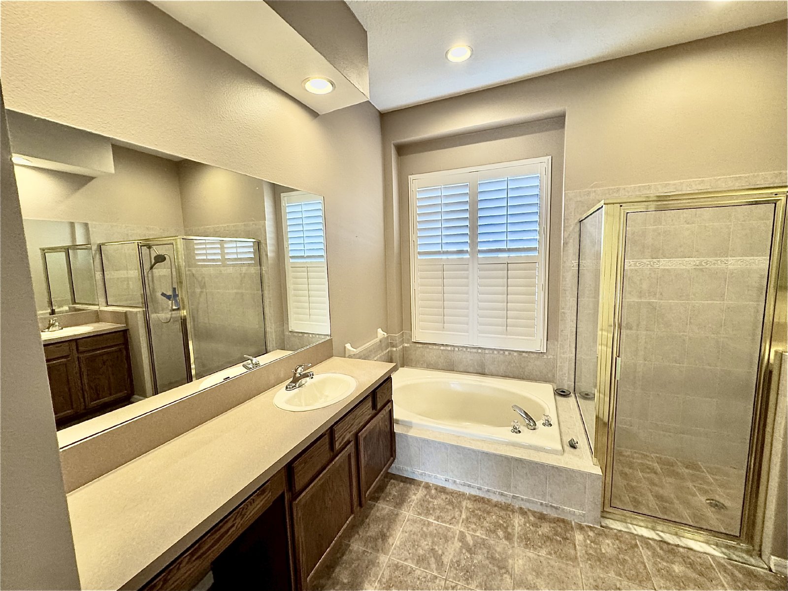 Fully Fenced 4Br/3Ba Pool Home For Rent Located In Valencia Gardens property image