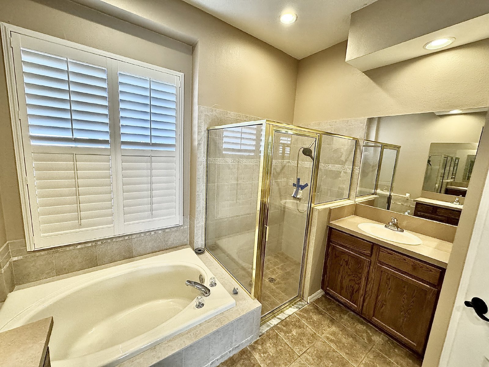 Fully Fenced 4Br/3Ba Pool Home For Rent Located In Valencia Gardens property image