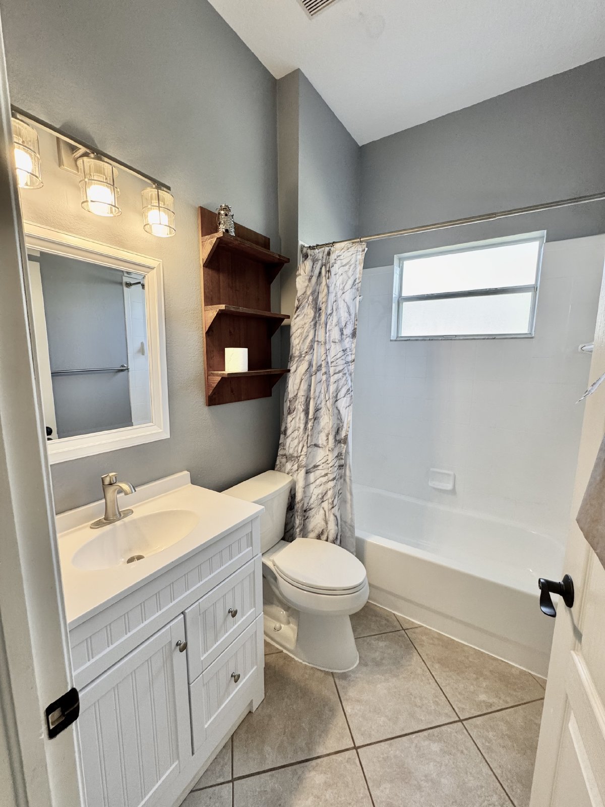 Fully Fenced 4Br/3Ba Pool Home For Rent Located In Valencia Gardens property image