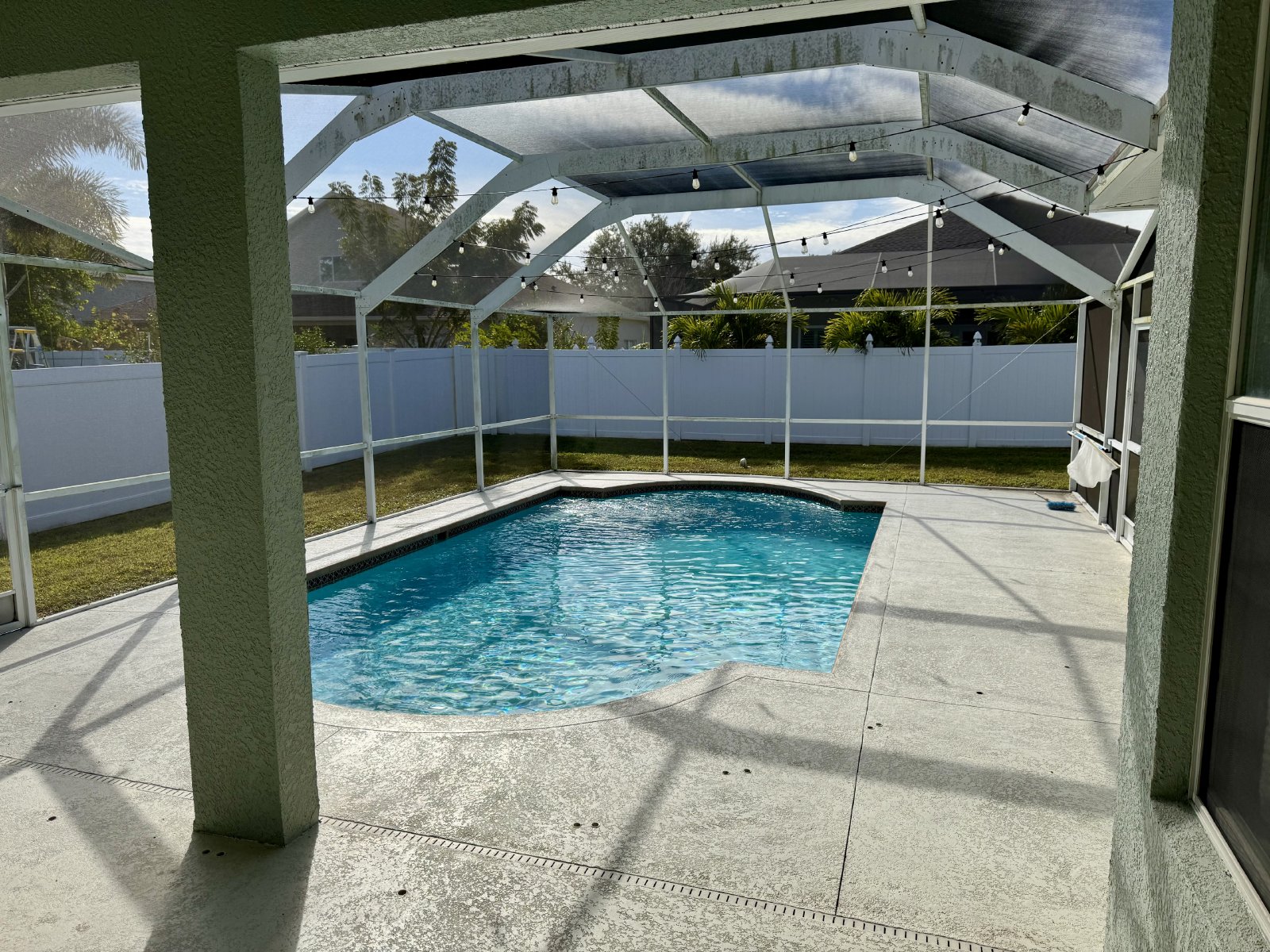 Fully Fenced 4Br/3Ba Pool Home For Rent Located In Valencia Gardens property image