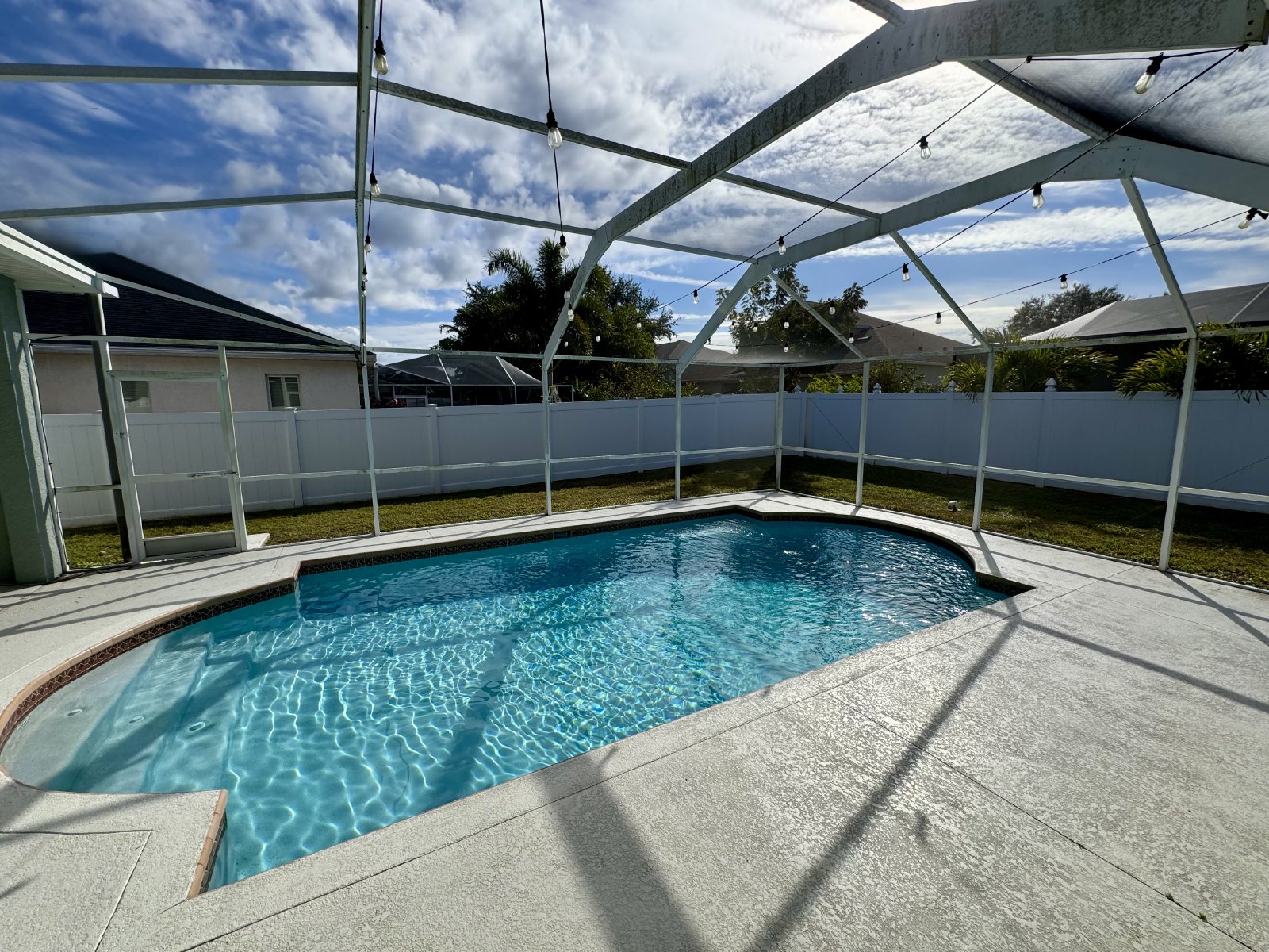 Fully Fenced 4Br/3Ba Pool Home For Rent Located In Valencia Gardens property image