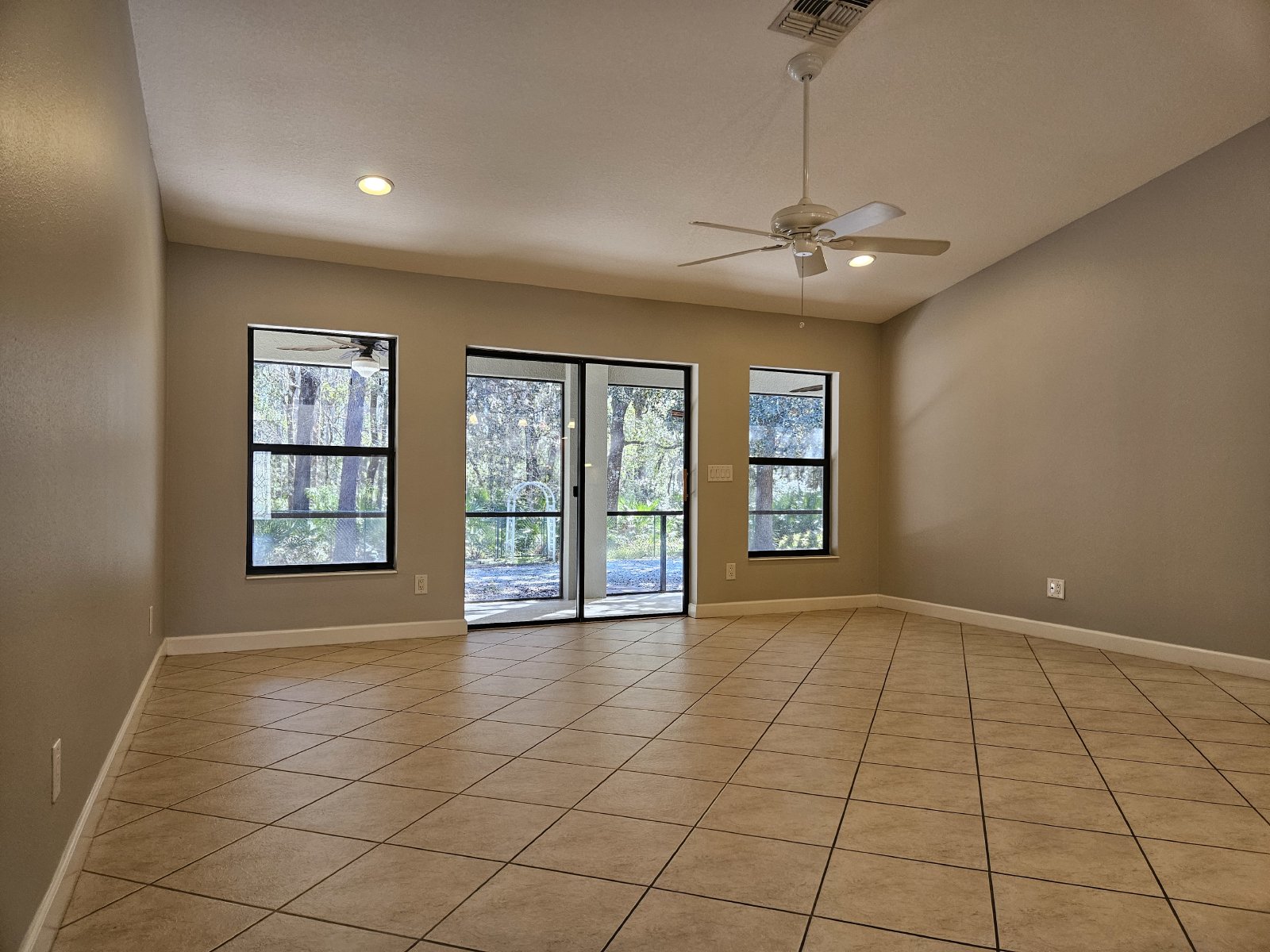 5 Bedrooms + Office / 3 Bathrooms / HUGE Lanai property image