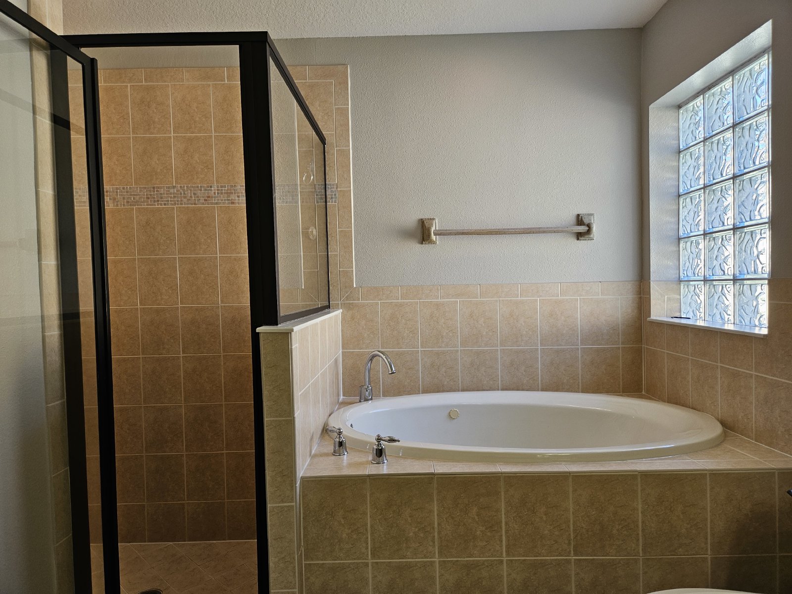 5 Bedrooms + Office / 3 Bathrooms / HUGE Lanai property image