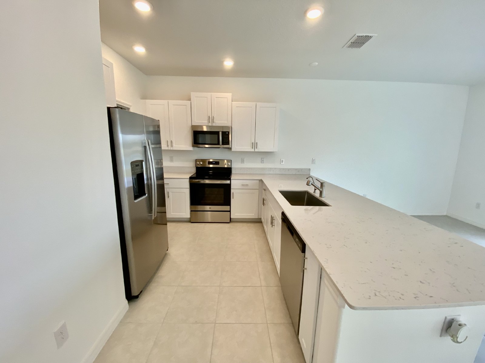 NEWER CONSTRUCTION!!!! END UNIT 3 Bed 2.5 Bath 2 Car Garage Townhouse property image