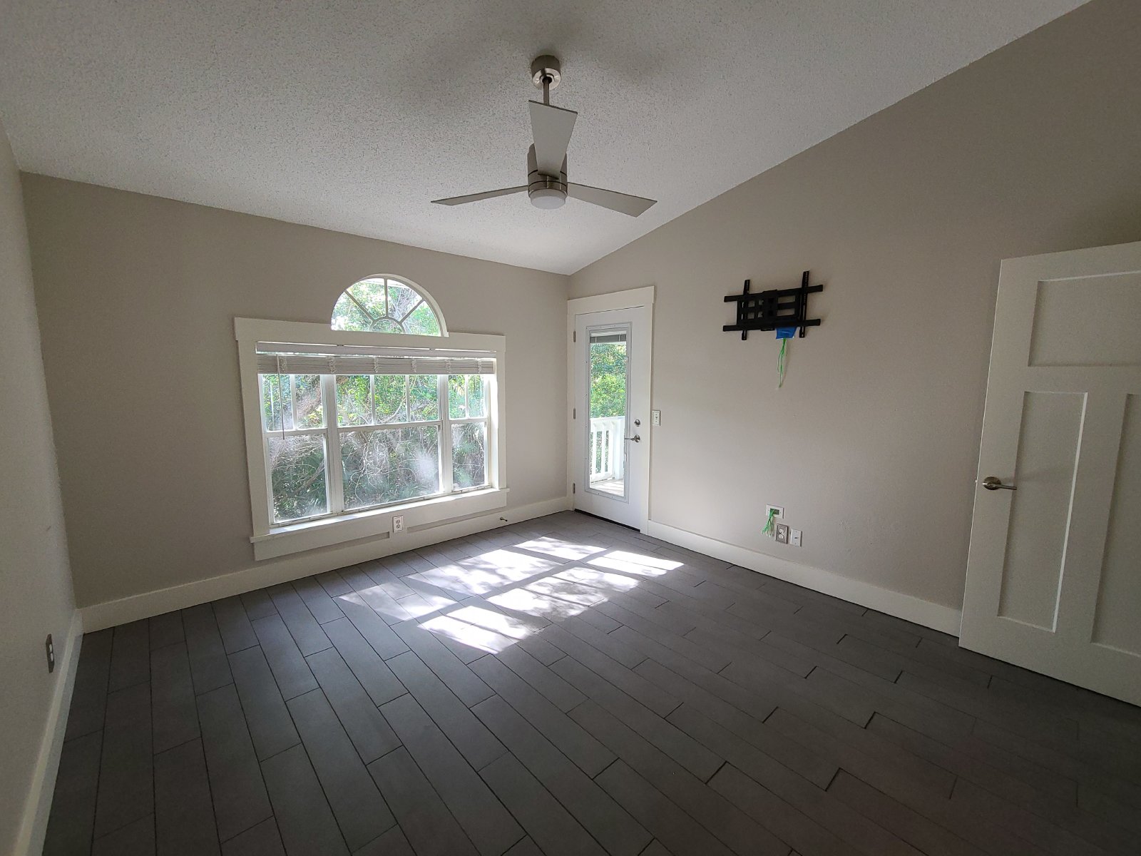 Beautifully Remodeled 2/2/2 Townhome property image