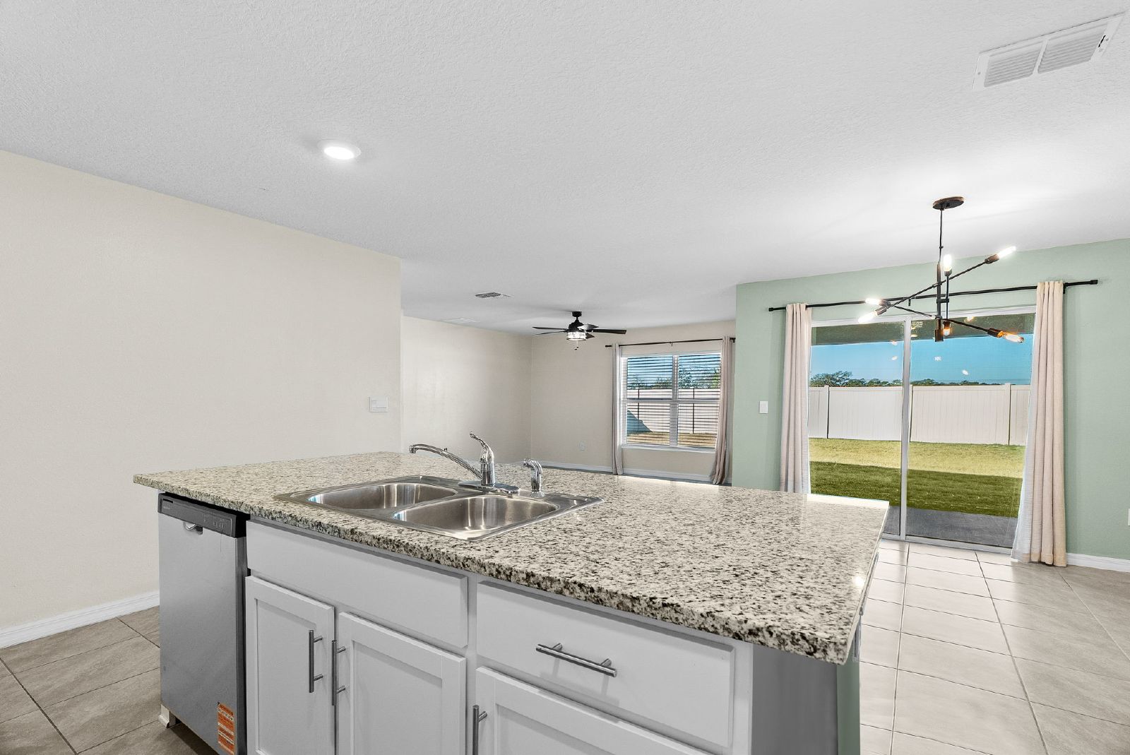 First Time Rental 4 Bed 2 Bath Fenced In Yard property image