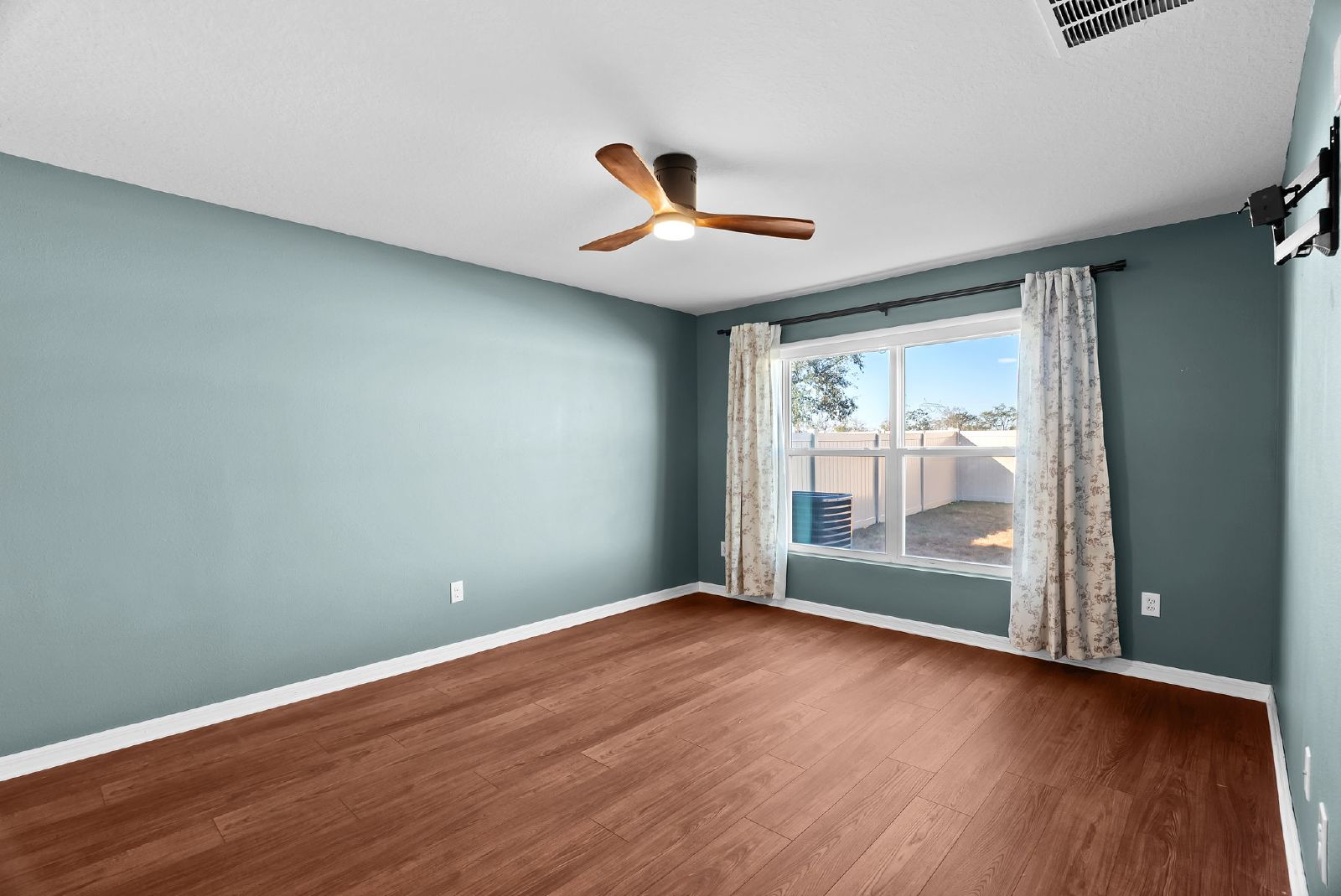 First Time Rental 4 Bed 2 Bath Fenced In Yard property image