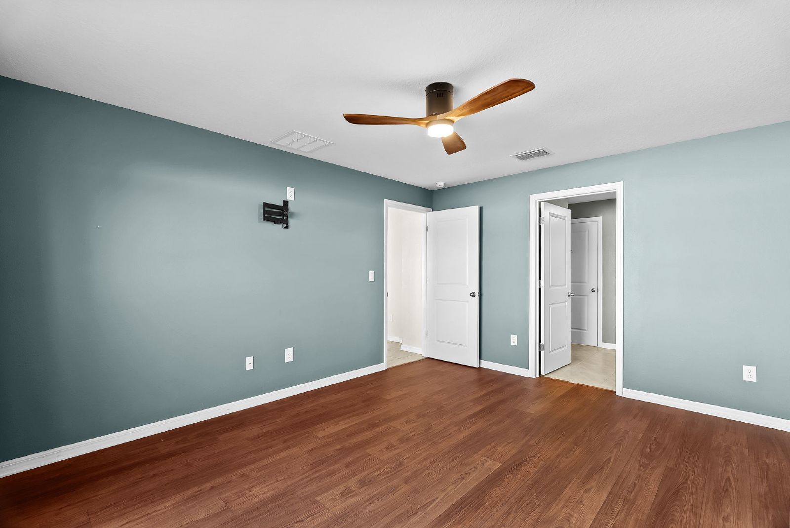 First Time Rental 4 Bed 2 Bath Fenced In Yard property image