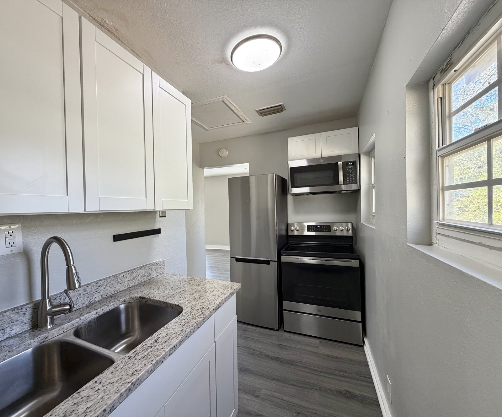 Cute Renovated 2/1 1930s Home property image