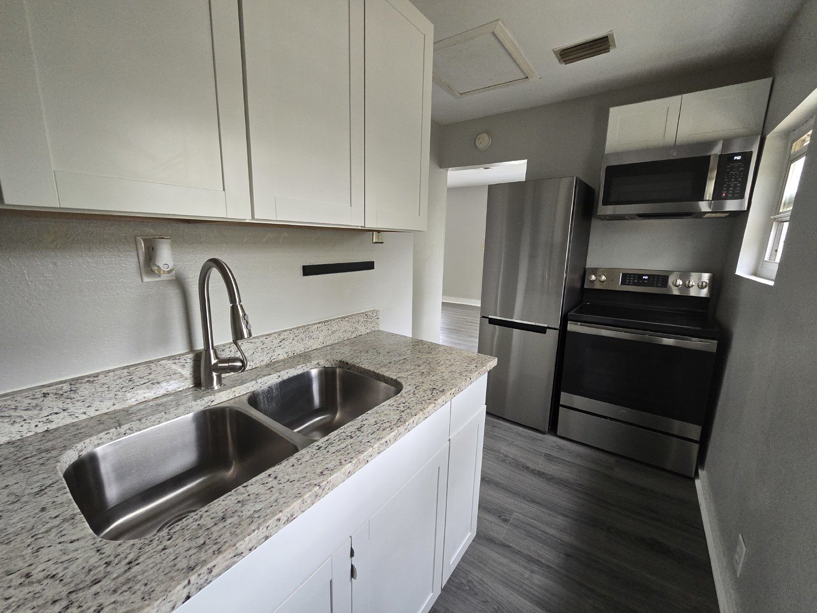 Cute Renovated 2/1 1930s Home property image