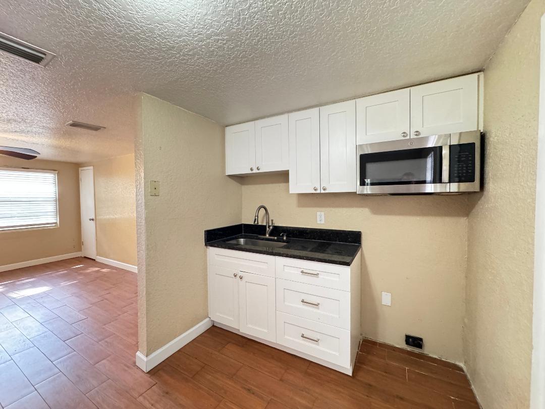 2/1 Duplex On Quiet Dead End Street property image