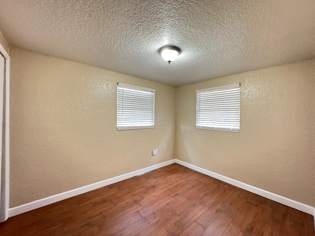 2/1 Duplex On Quiet Dead End Street property image