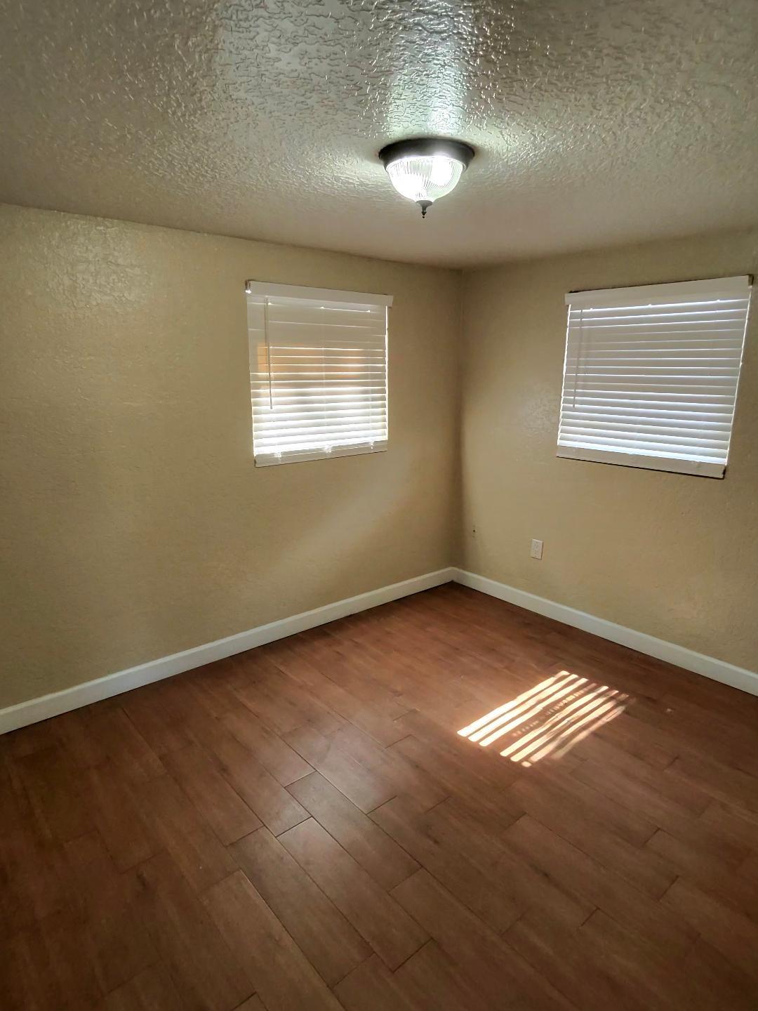 2/1 Duplex On Quiet Dead End Street property image