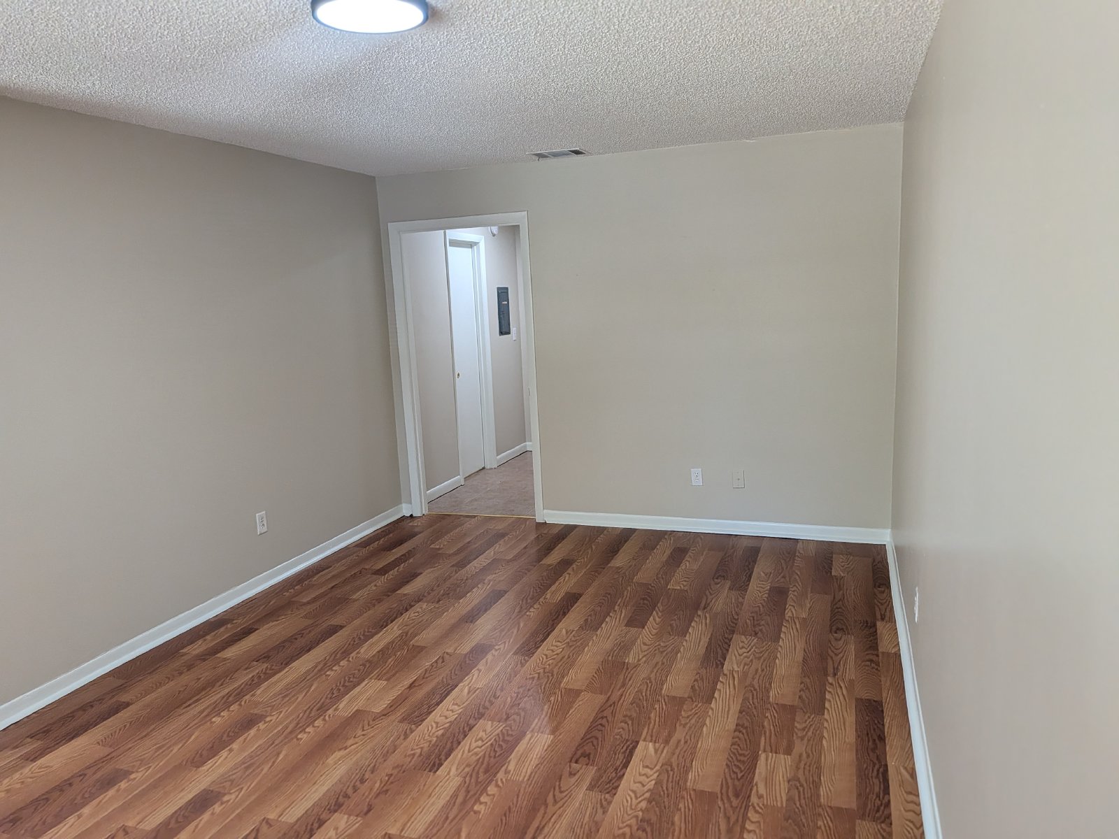 Large One Bedroom One Bathroom In Brooksville property image