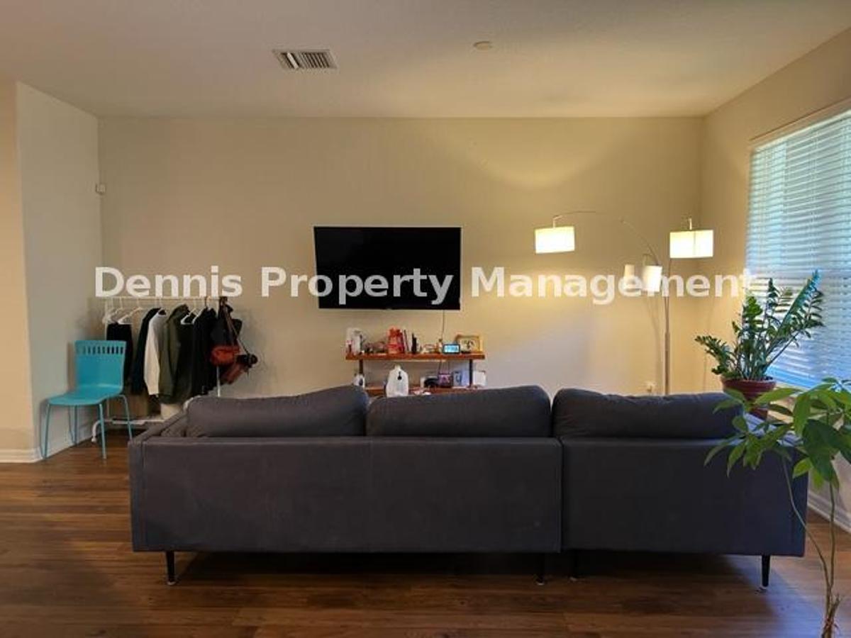 3/2.5 Bath Beautiful Townhome In Seven Oaks! property image