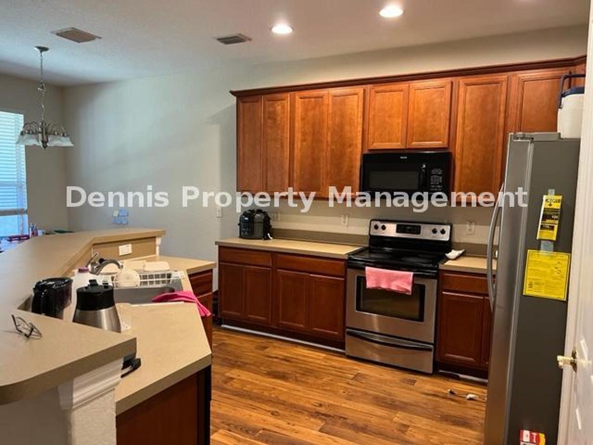 3/2.5 Bath Beautiful Townhome In Seven Oaks! property image