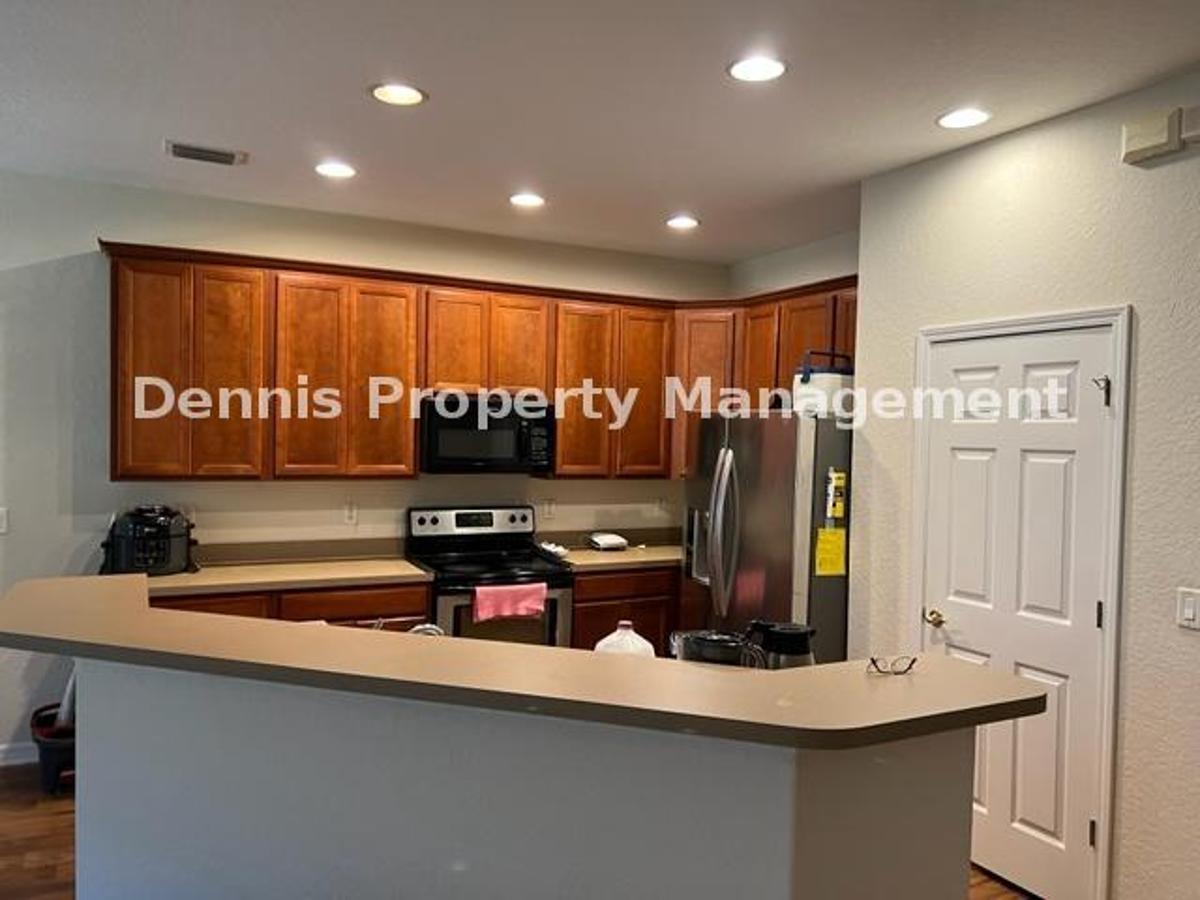 3/2.5 Bath Beautiful Townhome In Seven Oaks! property image