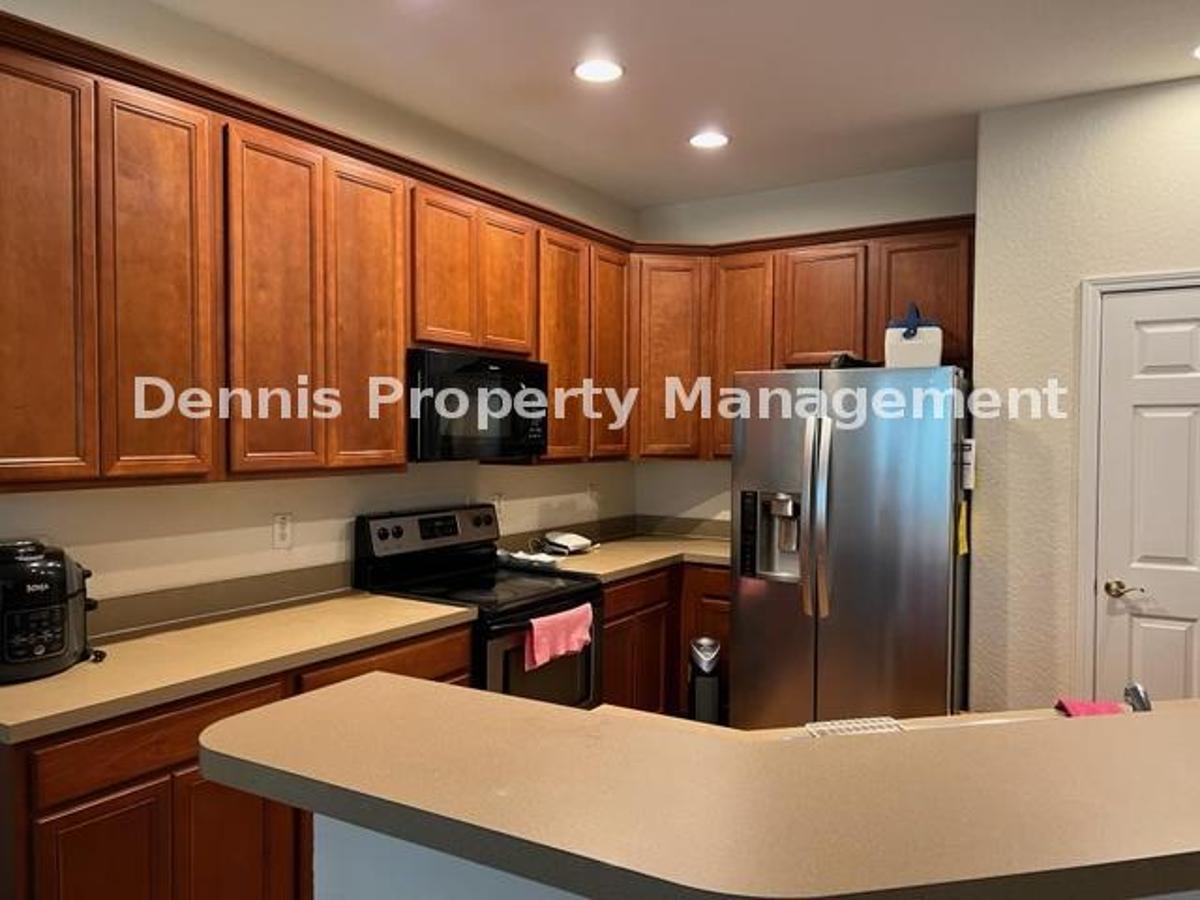 3/2.5 Bath Beautiful Townhome In Seven Oaks! property image