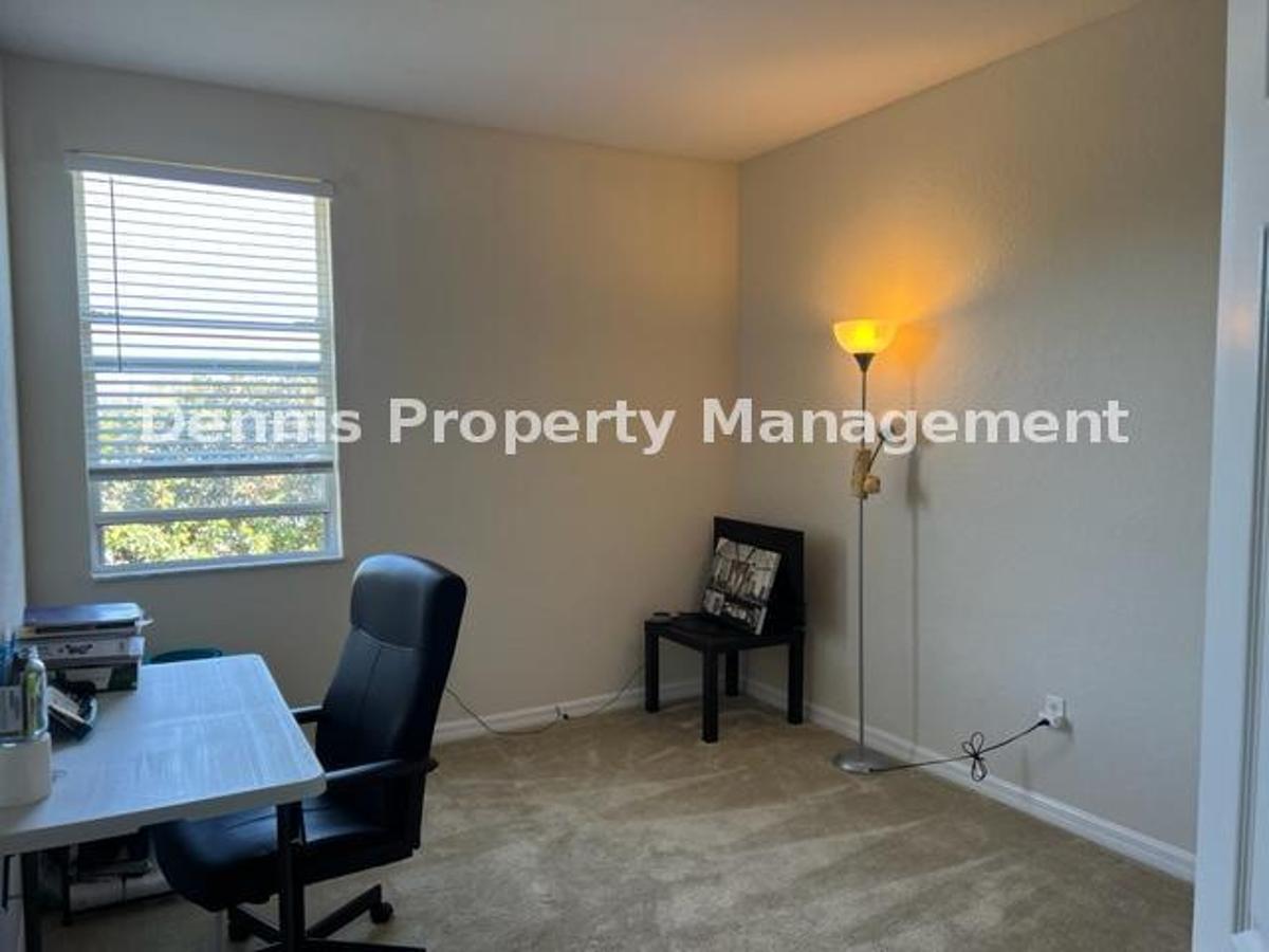 3/2.5 Bath Beautiful Townhome In Seven Oaks! property image