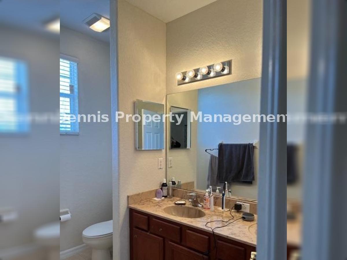 3/2.5 Bath Beautiful Townhome In Seven Oaks! property image