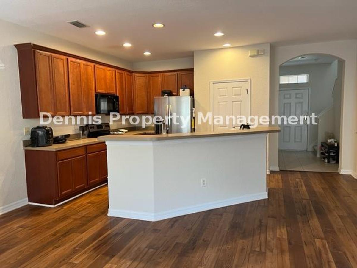 3/2.5 Bath Beautiful Townhome In Seven Oaks! property image