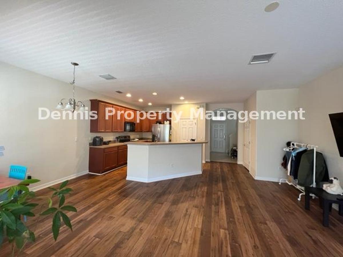 3/2.5 Bath Beautiful Townhome In Seven Oaks! property image