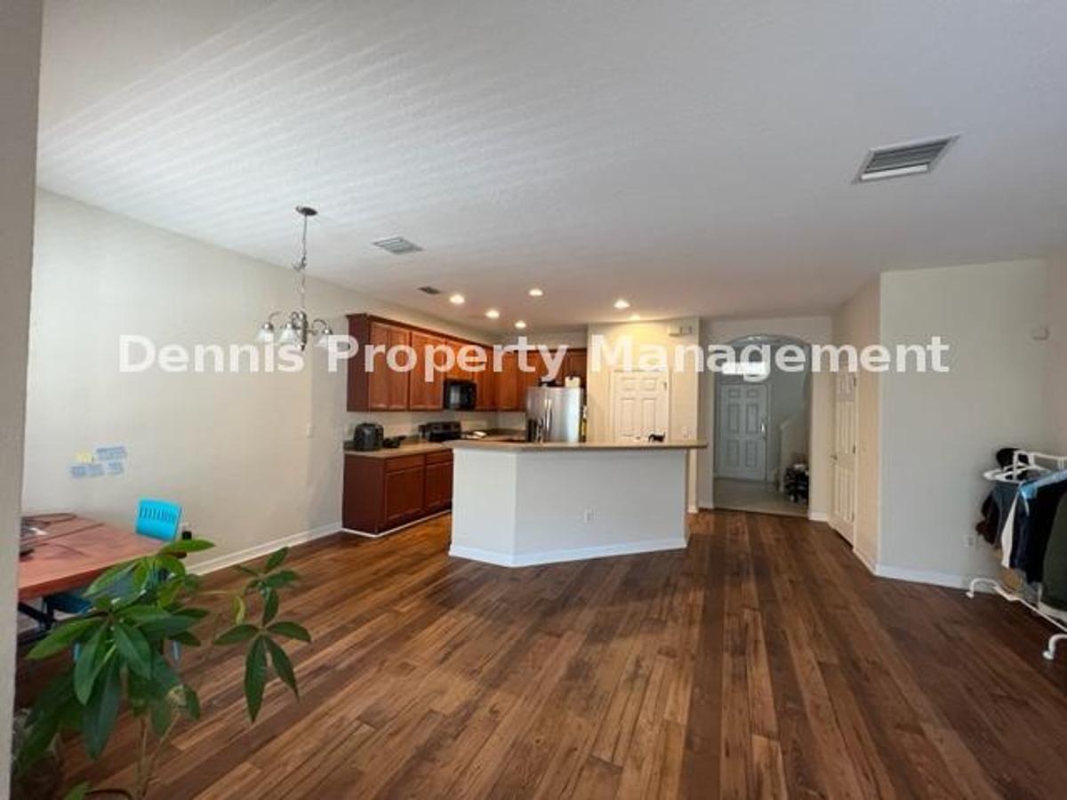 3/2.5 Bath Beautiful Townhome In Seven Oaks! property image