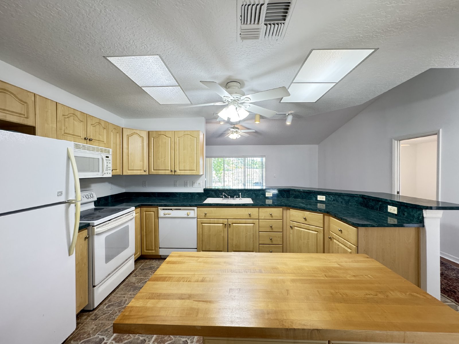 Beautiful 3/2/2 With Screened Lanai On Cul-de-sac property image