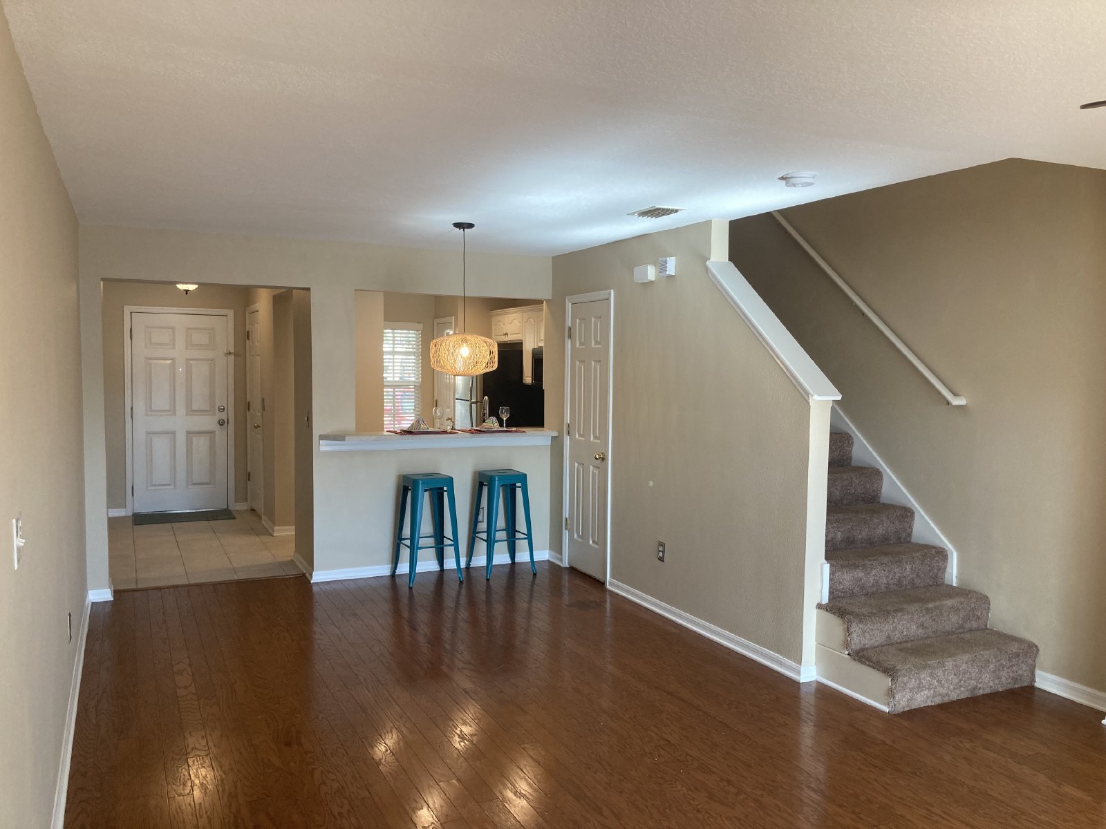 Beautiful 2BR/2.5BA Townhome In Desirable Waterford Townhomes. property image