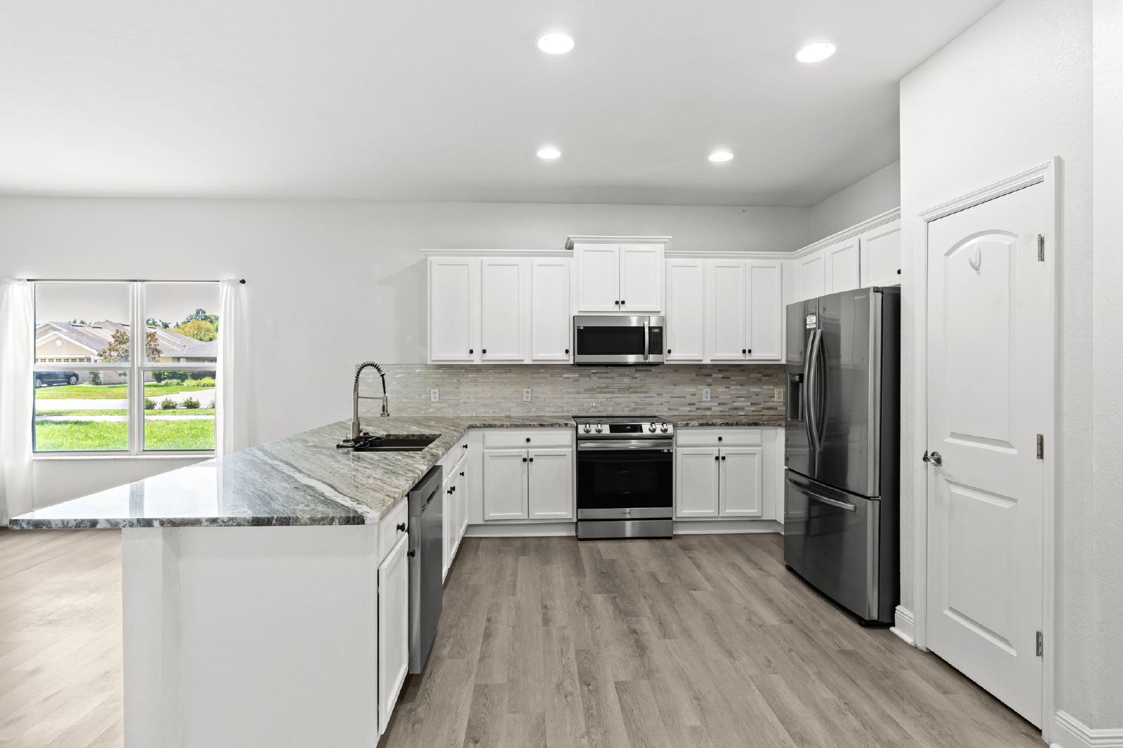 Spacious 6 Bedroom Home In Asbel Estates! property image