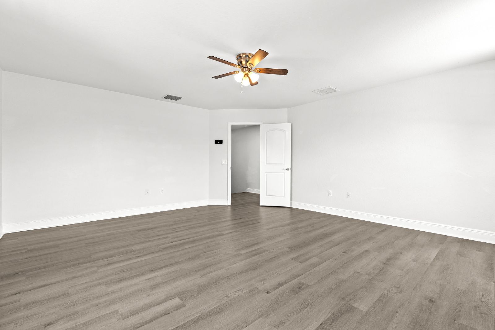 Spacious 6 Bedroom Home In Asbel Estates! property image